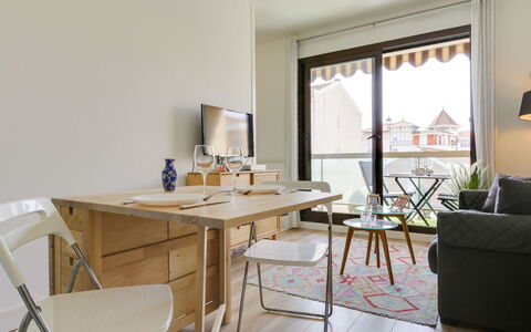 Sun Beach: Kamer, Meubilair, Eigendom, Interieur Ontwerp, Tafel, Gebouw, Eetkamer, Huis, Stoel, Onroerend Goed