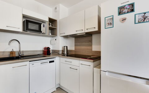 Balnéa: Kamer, Eigendom, Keuken, Meubilair, Cabinetry, Countertop, Interieur Ontwerp, Geel, Gebouw, Onroerend Goed