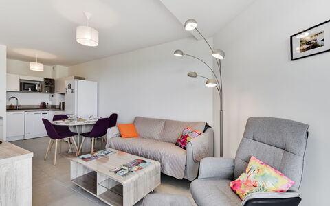 Balnéa: Kamer, Eigendom, Meubilair, Woonkamer, Interieur Ontwerp, Gebouw, Verdieping, Huis, Tafel, Geel