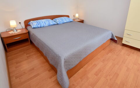 Korčula Vela Luka 107: Meubilair, Comfort, Hout, Lamp, Interieur Ontwerp, Schaduw, Flooring, Verdieping, Muur, Bed