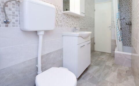 Korčula Vela Luka 107: Eigendom, Loodgieterswerkinrichting, Badkamer, Interieur Ontwerp, Verdieping, Flooring, Loodgieter, Gas, Samengesteld Materiaal