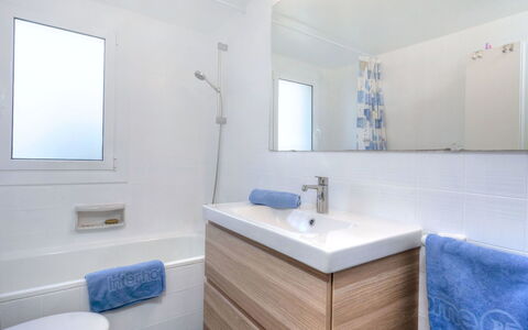 Nautic Ii: Badkamer, Eigendom, Kamer, Interieur Ontwerp, Bad, Architectuur, Verdieping, Gebouw, Muur, Huis