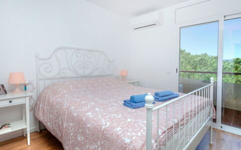 Nautic Ii: Slaapkamer, Bed, Meubilair, Eigendom, Kamer, Laken, Bedding, Bed Frame, Verdieping, Matras