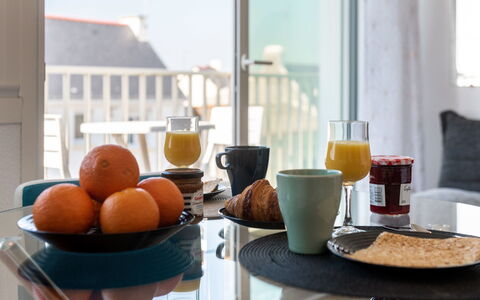Les Brisants: Brunch, Ontbijt, Voedsel, Maaltijd, Kamer, Serveware, Tafel, Keuken, Drinken