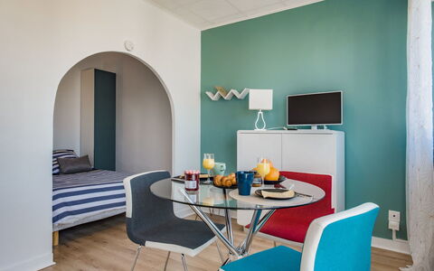 Les Brisants: Kamer, Meubilair, Interieur Ontwerp, Woonkamer, Blauw, Eigendom, Groen, Turkoois, Tafel, Gebouw