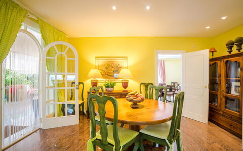 Villa Can Mandol: Kamer, Eetkamer, Eigendom, Plafond, Groen, Meubilair, Geel, Interieur Ontwerp, Gebouw, Verdieping