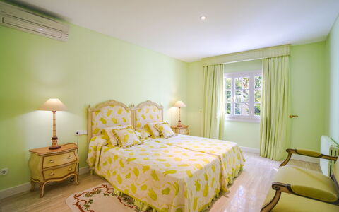 Villa Can Mandol: Slaapkamer, Kamer, Meubilair, Eigendom, Bed, Interieur Ontwerp, Groen, Geel, Laken, Bed Frame