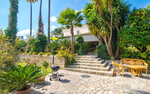 Villa Can Mandol: Eigendom, Onroerend Goed, Huis, Boom, Landgoed, Huis, Plantkunde, Gebouw, Backyard, Landscaping