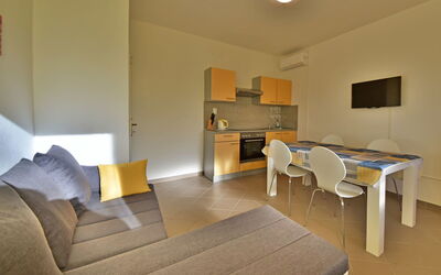Adriana 600.3: Kamer, Eigendom, Meubilair, Interieur Ontwerp, Verdieping, Gebouw, Muur, Woonkamer, Tafel, Huis