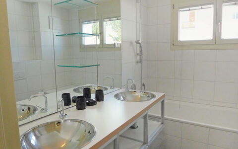 Chesa sur Puoz 7: Badkamer, Eigendom, Kamer, Wastafel, Tegel, Loodgieterswerkinrichting, Wastafel In De Badkamer, Kraan, Badkamerkast, Gebouw