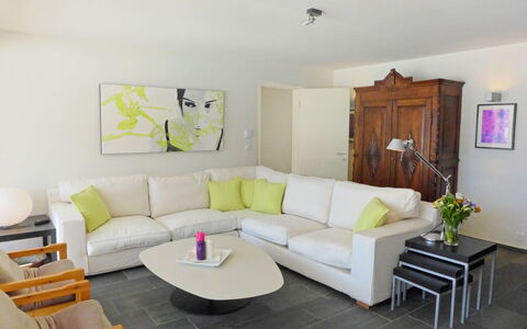 Chesa sur Puoz 7: Woonkamer, Meubilair, Kamer, Eigendom, Interieur Ontwerp, Gebouw, Bankstel, Geel, Huis, Muur