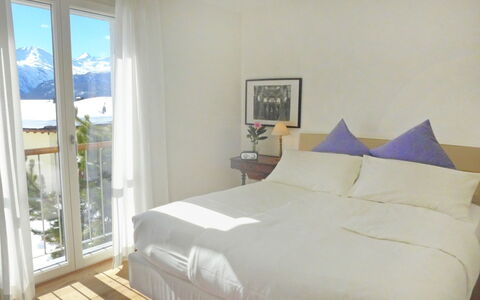 Chesa sur Puoz 7: Slaapkamer, Bed, Meubilair, Kamer, Eigendom, Bed Frame, Laken, Verdieping, Bedding, Interieur Ontwerp