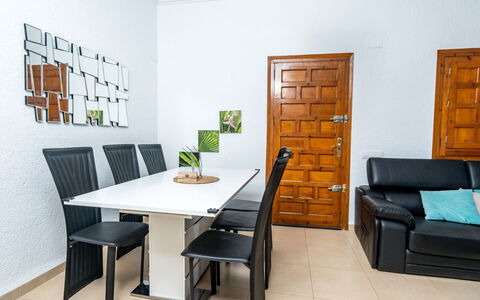 Aurelie: Meubilair, Kamer, Eigendom, Interieur Ontwerp, Tafel, Eetkamer, Muur, Gebouw, Verdieping, Stoel