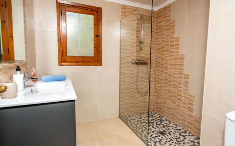Aurelie: Badkamer, Kamer, Eigendom, Tegel, Verdieping, Interieur Ontwerp, Muur, Onroerend Goed, Gebouw, Deur