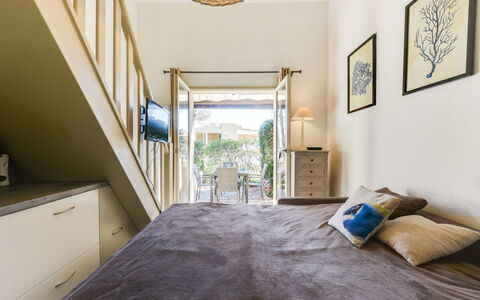 Mas de la Plage: Slaapkamer, Eigendom, Kamer, Meubilair, Bed, Interieur Ontwerp, Plafond, Laken, Verdieping, Muur