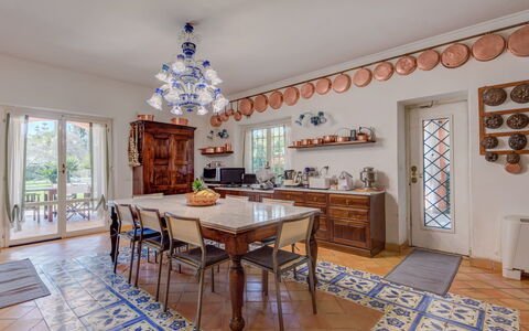 Giulia: Tafel, Eigendom, Meubilair, Fotolijst, Azure, Hout, Gebouw, Interieur Ontwerp, Stoel