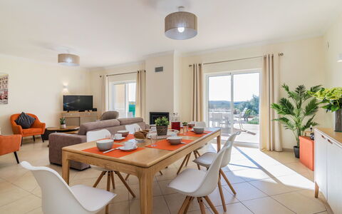 Vila Caravela: Kamer, Eigendom, Meubilair, Interieur Ontwerp, Gebouw, Onroerend Goed, Tafel, Huis, Eetkamer, Verdieping