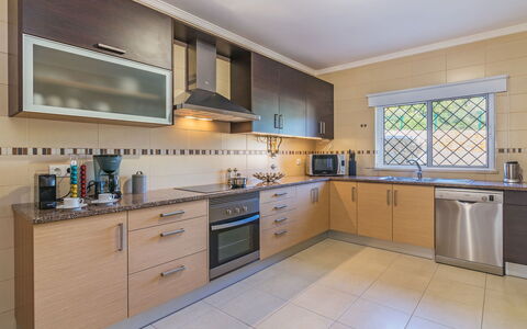 Vila Caravela: Eigendom, Kamer, Keuken, Cabinetry, Meubilair, Onroerend Goed, Gebouw, Huis, Geel, Countertop