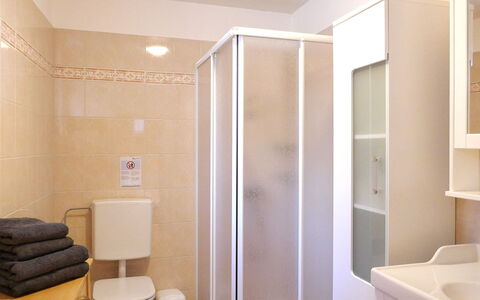 Rustico Nurell: Flooring, Verdieping, Muur, Interieur Ontwerp, Hout, Loodgieterswerkinrichting, Kamer, Plafond, Badkamer, Verlichting