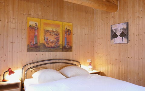 Rustico Nurell: Hout, Slaapkamer, Interieur Ontwerp, Bed, Meubilair, Kamer, Verdieping, Plafond, Laken, Bedding
