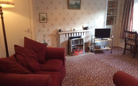 Craigton Cottage: Fotolijst, Meubilair, Comfort, Hout, Bankstel, Verlichting, Woonkamer, Lamp, Interieur Ontwerp, Verdieping