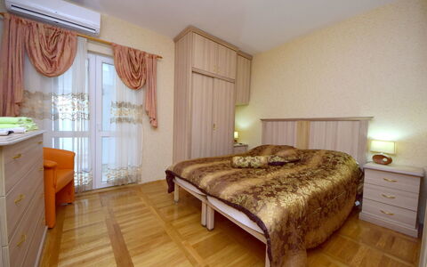 Ojdana: Meubilair, Eigendom, Gebouw, Cabinetry, Comfort, Hout, Venster, Textiel, Verlichting