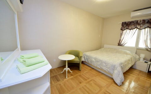 Ojdana: Meubilair, Eigendom, Comfort, Gebouw, Huis, Interieur Ontwerp, Hout, Verlichting, Textiel, Flooring