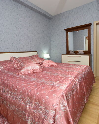 Ojdana: Gebouw, Meubilair, Eigendom, Comfort, Bed Frame, Hout, Bed, Bedrok, Huis, Interieur Ontwerp