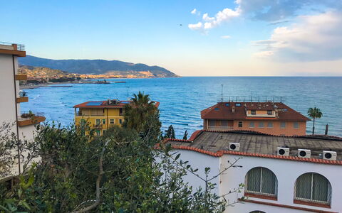 Il Geranio Sant'elmo - Diano Marina: Lucht,  Dorf\, Zee, Kust, Wolk, Vakantie, Toerisme, Huis, Architectuur, Horizon