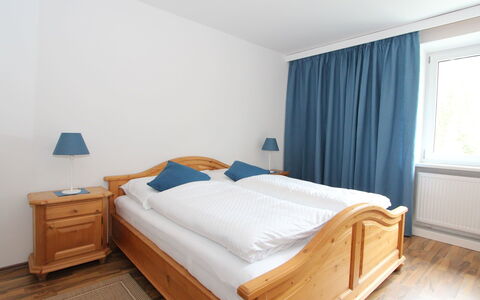 Isolde: Slaapkamer, Bed, Meubilair, Kamer, Eigendom, Laken, Bed Frame, Matras, Muur, Verdieping