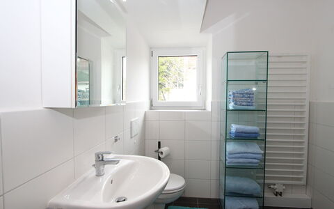 Isolde: Badkamer, Kamer, Eigendom, Interieur Ontwerp, Loodgieterswerkinrichting, Gebouw, Onroerend Goed, Architectuur, Huis, Badkamerkast