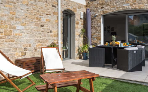 Les Terrasses de la Plage: Meubilair, Eigendom, Kamer, Tafel, Gebouw, Huis, Interieur Ontwerp, Muur, Steen, Huis