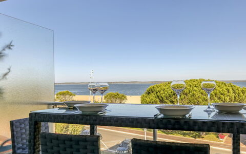 Arcachon 241: Water, Lucht, Eigendom, Natuur, Schaduw, Fabriek, Buitenmeubels, Tafel, Interieur Ontwerp, Verlichting