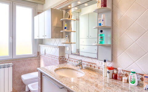 Giulia Apartment 2 - Levanto: Badkamer, Kamer, Eigendom, Interieur Ontwerp, Meubilair, Gebouw, Tegel, Countertop, Badkamerkast, Huis