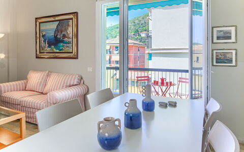 Giulia Apartment 2 - Levanto: Meubilair, Fotolijst, Eigendom, Tafel, Azure, Blauw, Interieur Ontwerp, Bankstel, Verdieping, Onroerend Goed