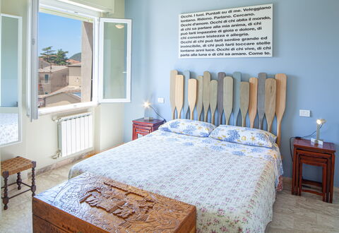 Giulia Apartment 2 - Levanto: Meubilair, Eigendom, Blauw, Azure, Hout, Comfort, Venster, Interieur Ontwerp, Tafel, Architectuur