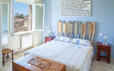 Giulia Apartment 2 - Levanto: Meubilair, Eigendom, Blauw, Azure, Hout, Comfort, Venster, Interieur Ontwerp, Tafel, Architectuur