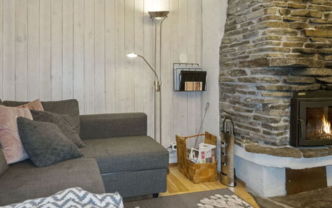 Riekonraito A1: Meubilair, Flooring, Interieur Ontwerp, Hout, Verdieping, Plafond, Kamer, Verlichting, Woonkamer, Bankstel