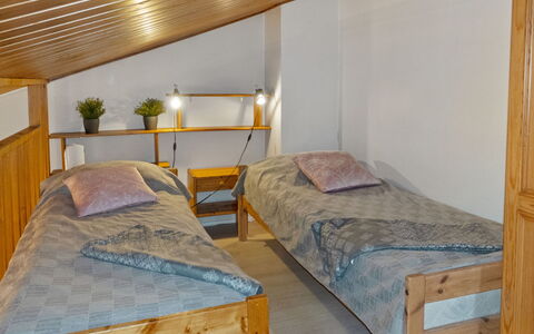 Riekonraito A1: Meubilair, Bed, Slaapkamer, Verdieping, Interieur Ontwerp, Flooring, Hout, Bedding, Plafond, Kamer