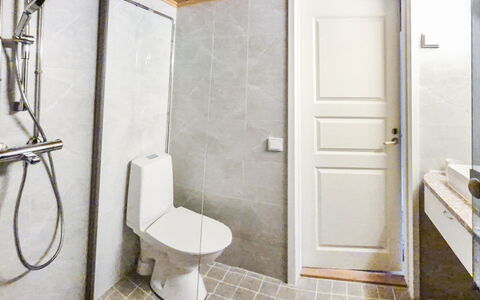 Riekonraito A1: Wc Bril, Badkamer, Toilet, Flooring, Loodgieterswerkinrichting, Muur, Verdieping, Interieur Ontwerp, Wastafel In De Badkamer, Loodgieter