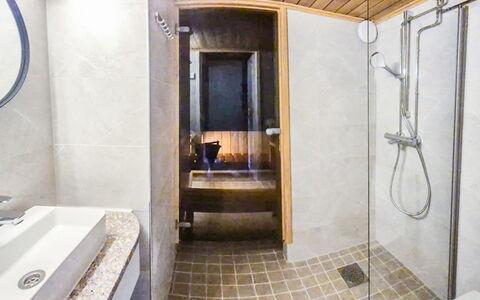 Riekonraito A1: Badkamer, Loodgieterswerkinrichting, Flooring, Verdieping, Hout, Interieur Ontwerp, Kraan, Loodgieter, Wastafel In De Badkamer, Verlichting