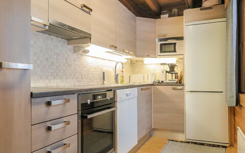 Keromaja: Toestel Van De Keuken, Keuken, Countertop, Major Appliance, Flooring, Cabinetry, Hout, Interieur Ontwerp, Huishoudapparatuur, Meubilair