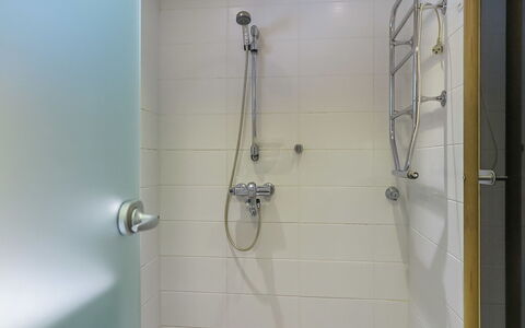 Keromaja: Badkamer, Loodgieterswerkinrichting, Douchekop, Flooring, Douche, Douchestang, Loodgieter, Verdieping, Douchepaneel