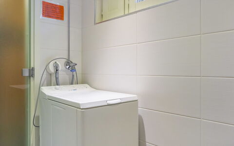 Keromaja: Flooring, Loodgieterswerkinrichting, Verdieping, Interieur Ontwerp, Badkamer, Tegel, Kamer, Loodgieter, Kraan, Wasmachine