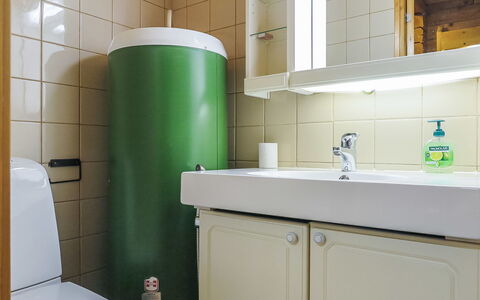 Keromaja: Badkamer, Loodgieterswerkinrichting, Wastafel In De Badkamer, Wastafel, Kraan, Flooring, Interieur Ontwerp, Toilet, Loodgieter, Verdieping