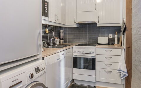 Vuokatinportti B 8: Toestel Van De Keuken, Keuken, Major Appliance, Wasmachine, Countertop, Cabinetry, Flooring, Interieur Ontwerp, Huishoudapparatuur, Verdieping