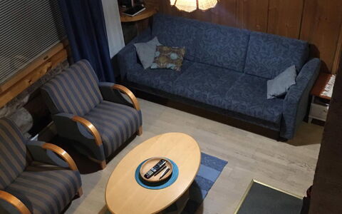 Vuokatinportti B 8: Hout, Meubilair, Woonkamer, Beits, Hardwood, Stoel, Armleuning, Bankstel, Houten Vloer