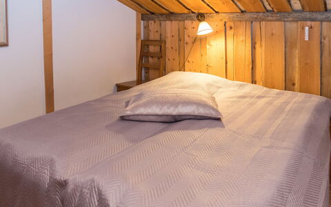 Vuokatinportti B 8: Bed, Slaapkamer, Meubilair, Hout, Interieur Ontwerp, Laken, Bedding, Verdieping, Flooring, Plafond