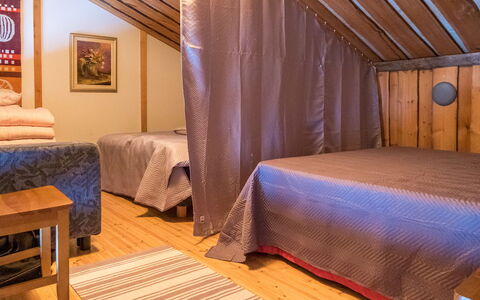 Vuokatinportti B 8: Verdieping, Meubilair, Interieur Ontwerp, Flooring, Hout, Bed, Slaapkamer, Plafond, Kamer, Laken