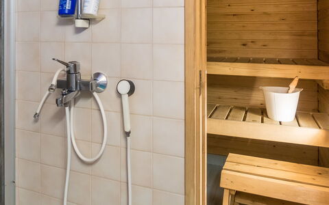 Vuokatinportti B 8: Flooring, Loodgieterswerkinrichting, Hout, Verdieping, Interieur Ontwerp, Badkamer, Loodgieter, Kraan, Kamer, Douchekop
